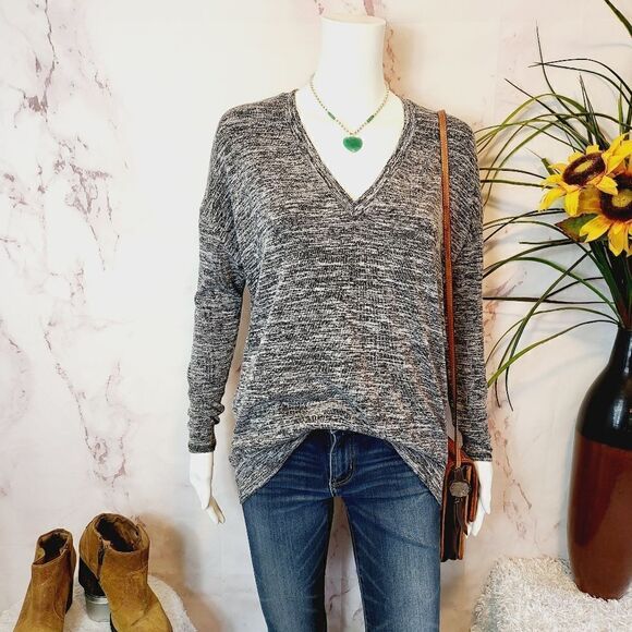 Aritzia Wilfred Free soft knit v neck oversized sweater - Picture 3 of 7